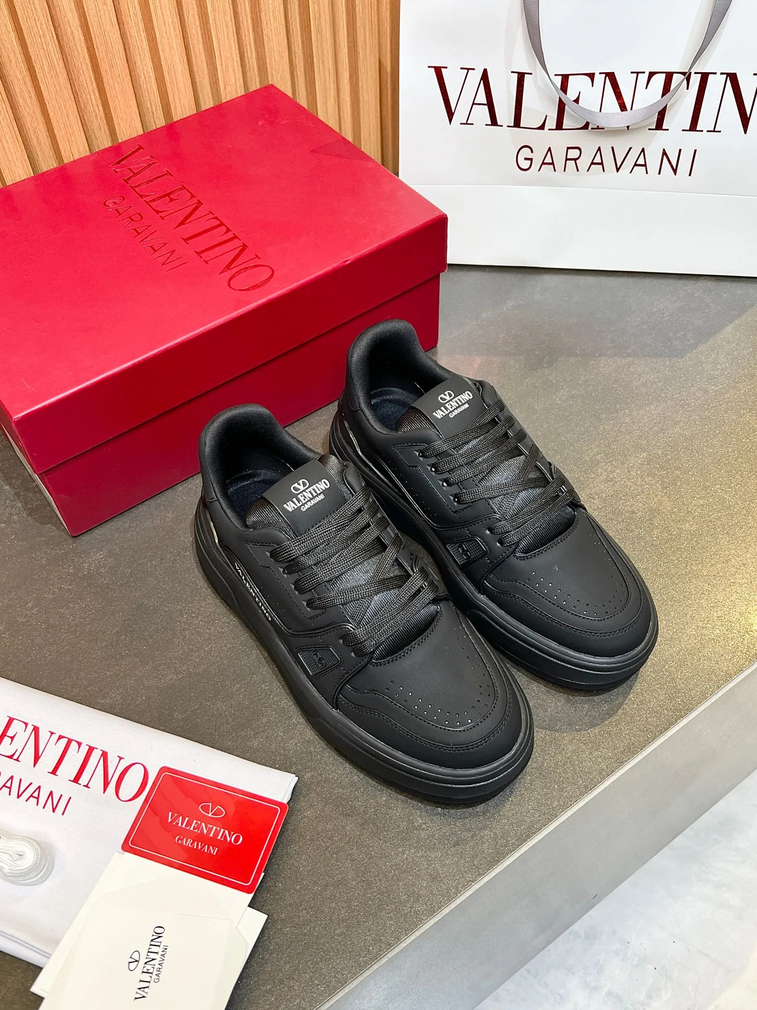 👟👟Ex-factory price 680👟👟 𝑽𝒂𝒍𝒆𝒏𝒕𝒊𝒏𝒐Valentino 𝑶𝒏𝒆𝑺𝒕𝒖𝒅 Couple's sneaker series Valentino 2025 latest couple's sneakers same style for celebrities Hot sale. The original ZP was purchased and dismantled. Repeated printing and modification. Trying to restore the original version 1:1! Top luxury masterpiece, soft and comfortable, combining fashion and leisure, bringing excellent and elegant texture and excellent on-foot comfort. Top purchasing version upper: imported calfskin surface/original oil edge craftsmanship. Lining: water-dyed cowhide lining. Outsole: original development 𝐓𝐏𝐔 two-color combination outsole. Packaging: original configuration complete package. Code number: 34-44